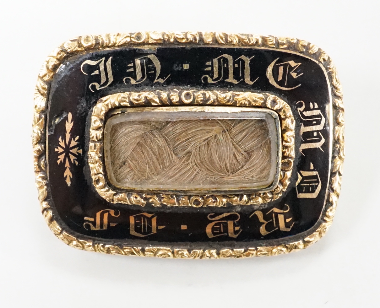 A William IV yellow metal, enamel and glazed plaited hair mourning brooch, with engraved inscription dated 1836, 27mm.